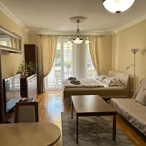 Julia In The Center Of Apartmán